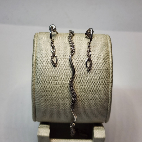 Beautiful 10K White Gold & Diamond Bracelet w/ Matching Dangle Earrings - TW: 6.0g