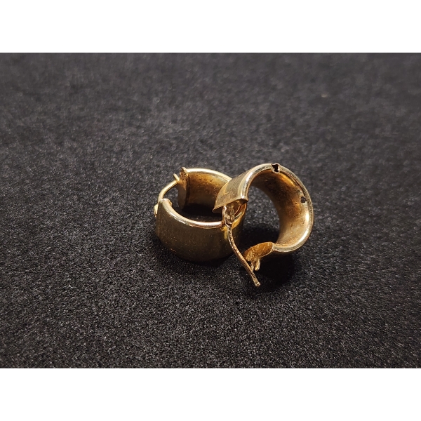 14K Gold Small Hoop Earrings Total Weight: 1.4g