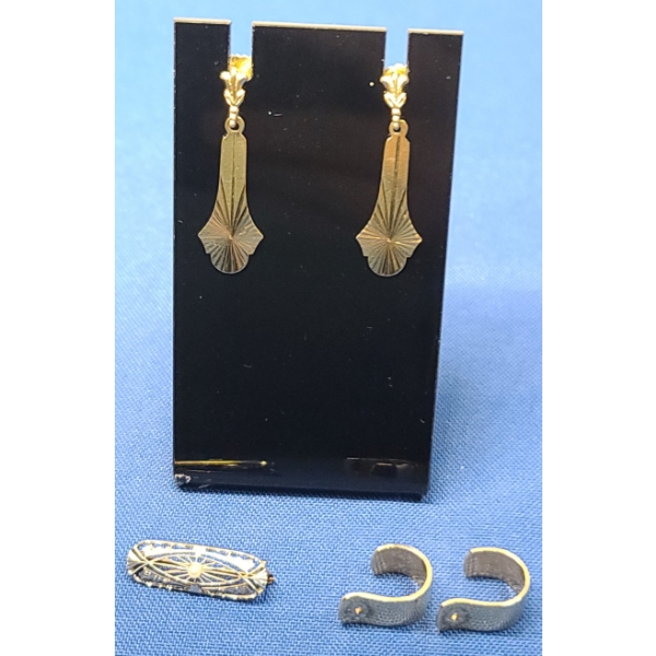 14KT Gold Earrings & Brooch/Pin - Total Weight: 7.5g