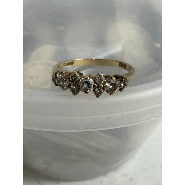 14K Gold Ring With Diamonds In Excellent Condition - 2.3 Grams