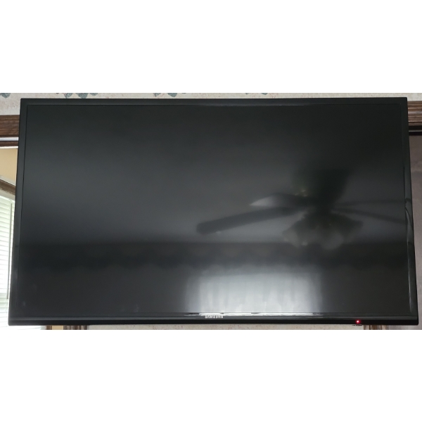 Samsung 40" Smart TV with Remote and Wall Mount