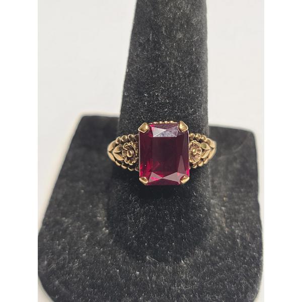 Vintage 10K Yellow Gold Ornate Statement Ring With Emerald Cut Garnet - Size 7.5 - Weight: 3.3g