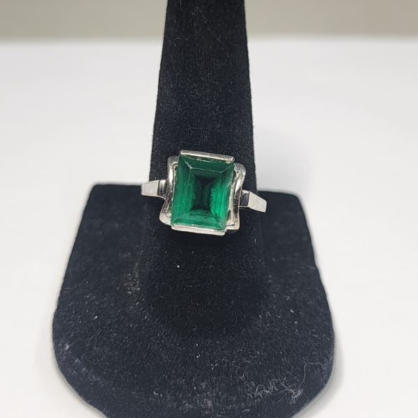 10K White Gold Ring w/ Emerald-Color Stone - Size 7 - TW: 3.0g