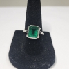 Image 1 : 10K White Gold Ring w/ Emerald-Color Stone - Size 7 - TW: 3.0g