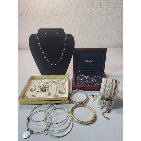 Nice Large Lot of Assorted Costume Jewelry: Gold & Silver Tone Bracelets, Necklaces, Earrings, Pins