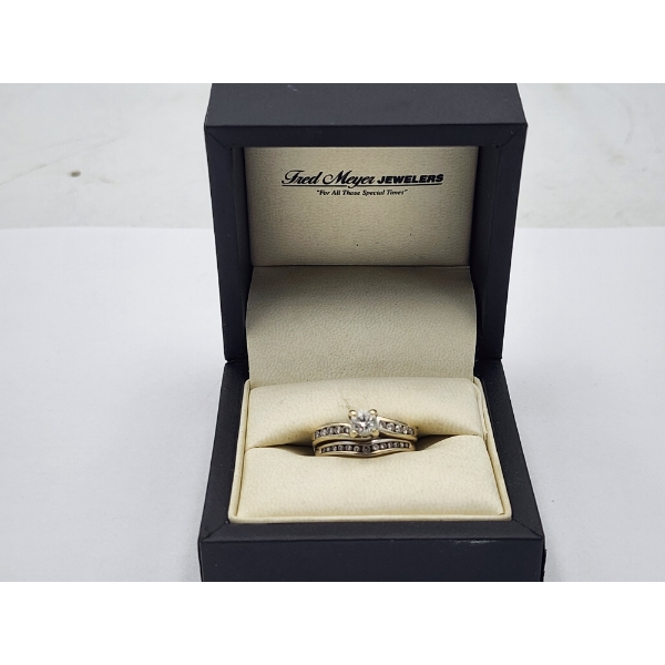 Beautiful 14K White Gold Wedding Ring With ~0.50ct Diamonds (Main Stone ~0.35ct) TW: 5.2g