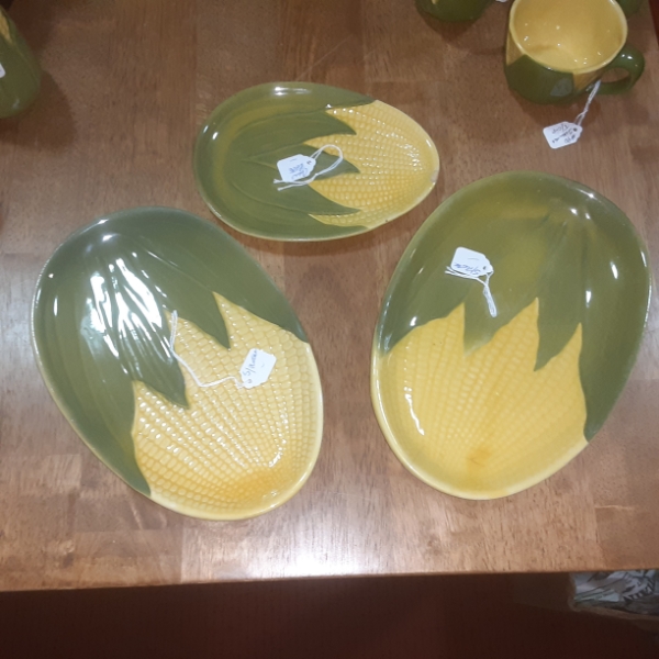 Set Of 3 Vintage Very Desireable "SHAWNEE" Corn Pottery Pear Shaped Platters 10 Inch & 7 1/2 Inch 