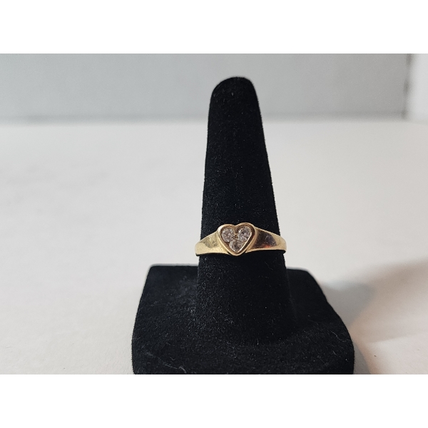 14K Yellow Gold Ring with Heart-Shaped Setting - Size 7.5 - TW: 2.9g