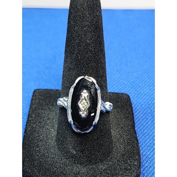 10K White Gold Ring w/ Black Gemstone - Size 7 - 3.3g