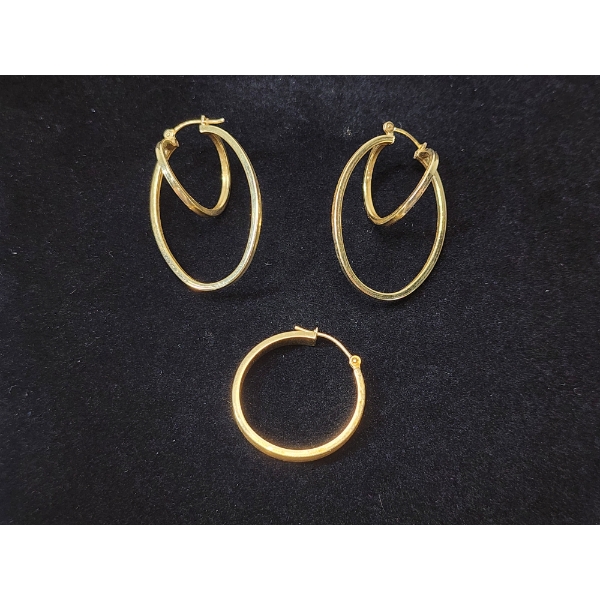 14K Yellow Gold Pair of Hoop Earrings & One Loose 14K Hoop Earring TW: 3.8g