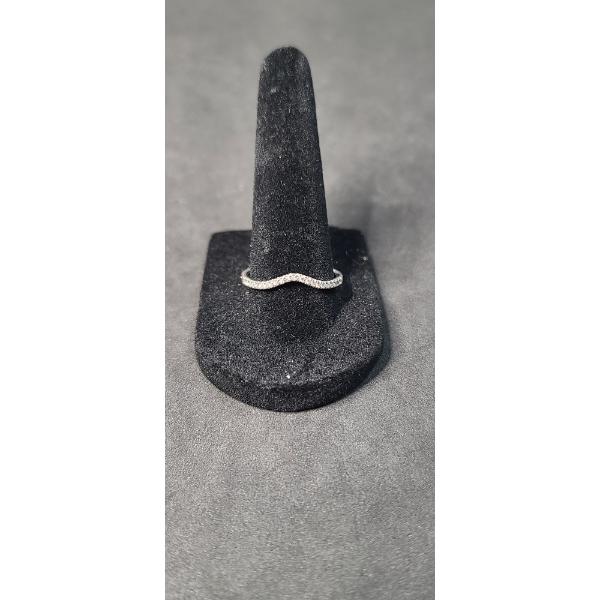 Women's 14K White Gold V Shaped Ring With Diamonds - Size 9 - Weight: 1.6g