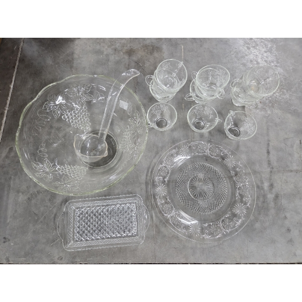 Vintage Glass Punch Bowl, 12 Cups, Plate & Tray In Excellent Condition! 