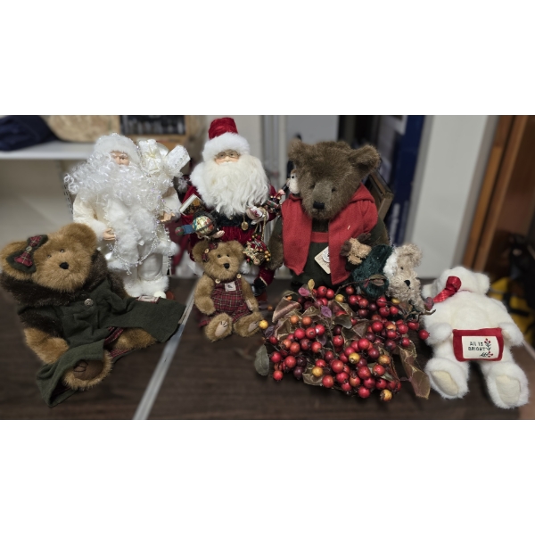 4 Boyd's Bears Christmas Bears with 2 Santa Figures