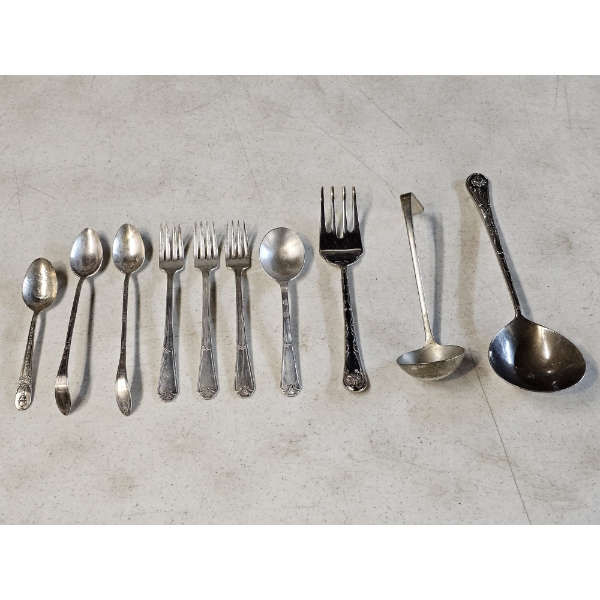 10 Pieces of Silverplated Silverware (573.5g)