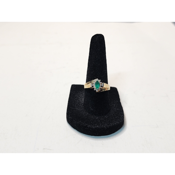10K Gold Ring with Emerald-Colored Stones - Size 7 - 2.3g