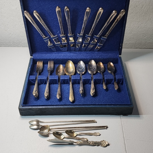Nice Silverplated Flatware Set - 38 Pieces - Mainly WM Rogers & Son - Total Weight: 3.24 lbs