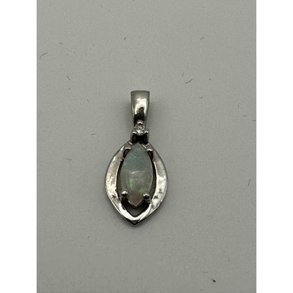 10k Gold Pendant with Opal Stone 1.1g