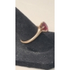 Image 3 : Women's 10K Yellow Gold Ring With Red Stone - Size 7 - Weight: 2.7g