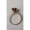 Image 4 : Women's 10K Yellow Gold Ring With Red Stone - Size 7 - Weight: 2.7g