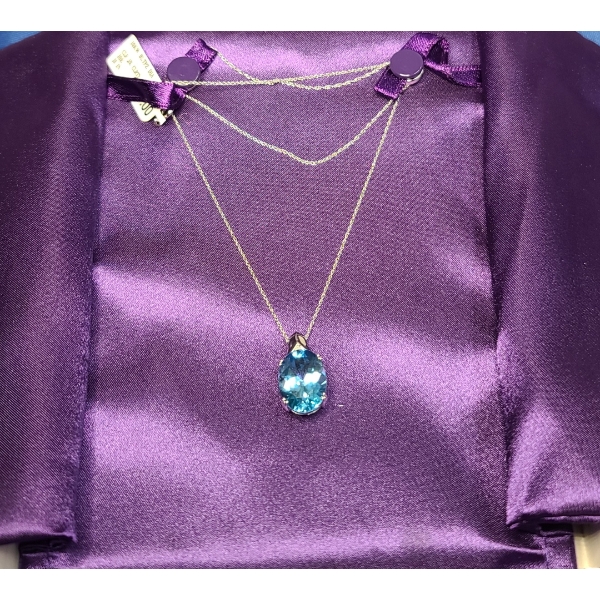 10K White Gold With Blue Oval Topaz & Diamond With 18" Chain - Weight: 4.3g