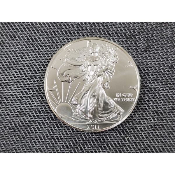 2011 American 1 Oz Fine Silver Eagle ~ Nice Uncirculated Silver Round! 