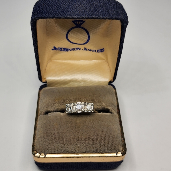 Gorgeous 14K White Gold 3-Stone Ring - Size 5.5 - Total Weight: 3.5g