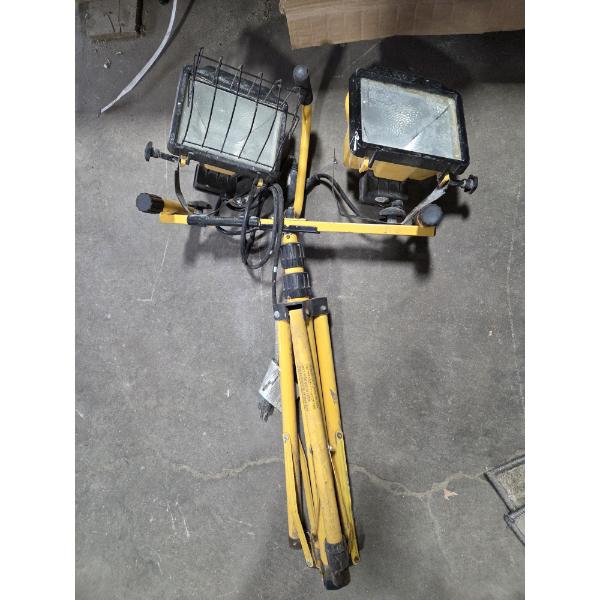 Pick Up Off Site- 115 Ely St. Alliance Oh.  Tripod Shop Light In Good Condition
