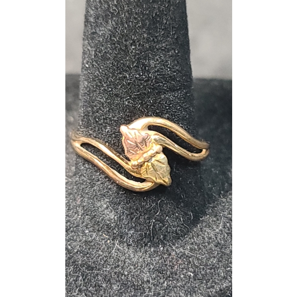 10K Gold Tri Color Black Hills Gold Grape Vine Leaf Ring - Size: 9 - Total Weight: 2.4g