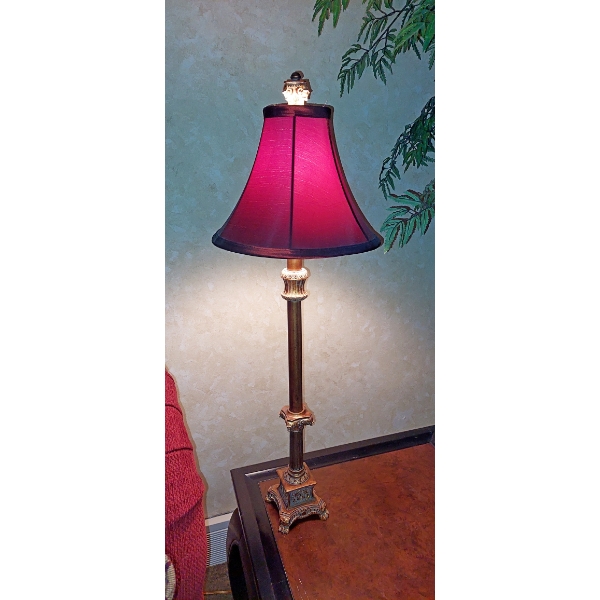 Very Classicly Stylish Tall (32") Bedroom / Living Room Table Lamp- Fantastic Look