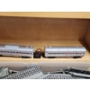 Image 7 : Large Tote of Train Tracks, 5 Lionel Train Cars, FastTrack Graduated Trestle