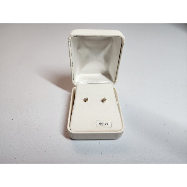 14K Yellow Gold Diamond Stud Earrings with Jewelry Box TW: 0.7g