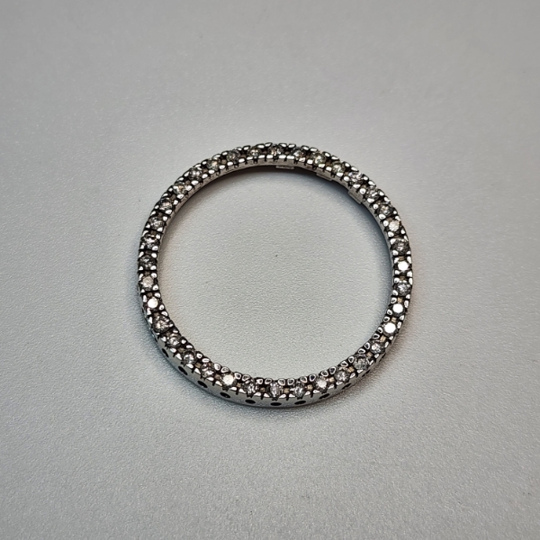 Stunning 10K White Gold Circle Pendant - Total Weight: 2.1g