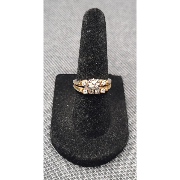Stunning 14K Gold Women's Ring -Size 6 - With One Large Diamond & Some Small Diamonds - Weight: 4.4g
