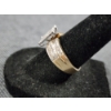 Image 3 : Stunning 10K Gold Ring With Approximately 1 Carat Worth of Small Diamonds Weighing 4.5 Grams