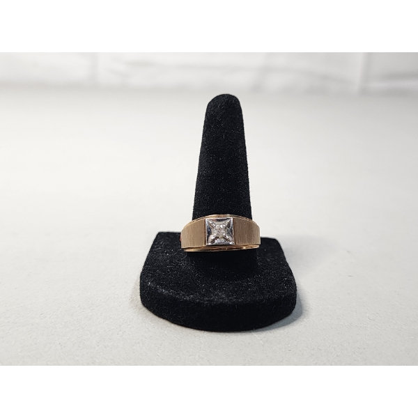 Stunning 10K Gold Ring - Size 10 - Total Weight 5.1g