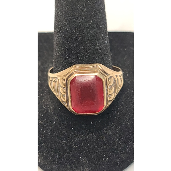 10K Yellow Gold Ring With Red Stone - Size 10 - Weight: 4.1g