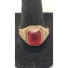 Image 1 : 10K Yellow Gold Ring With Red Stone - Size 10 - Weight: 4.1g
