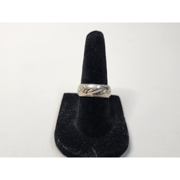 14K White Gold Detail Ring - Size 6 - Total Weight 6.4g