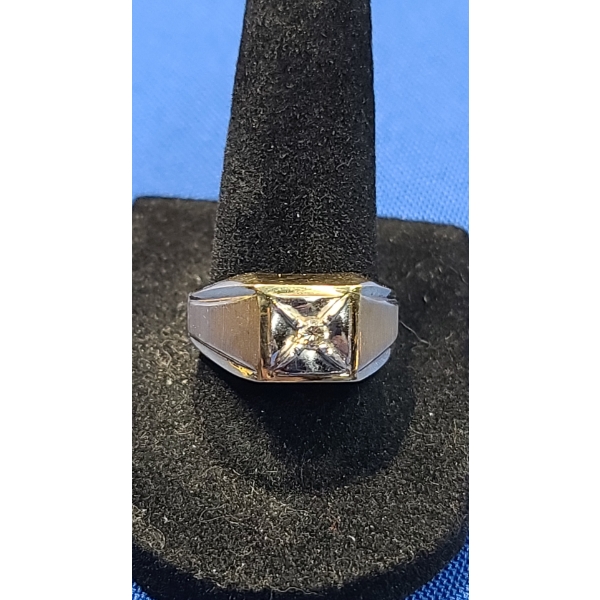 10K Gold Ring With Diamond - Size 8 - Total Weight: 4.8g