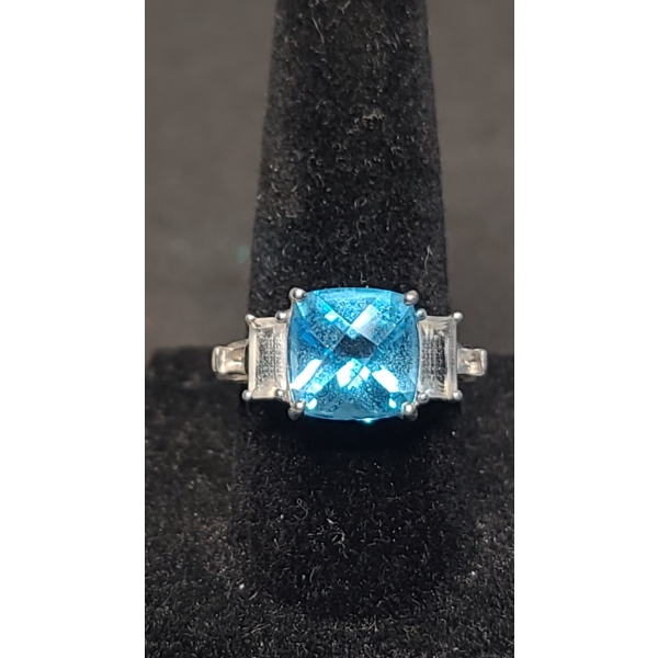 10K White Gold Blue Topaz Cushion 4.30 Ct White Topaz Ring - Size 7 - Weight: 4.6g