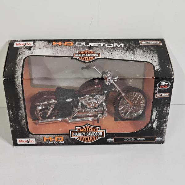Maisto 1:12 Scale Die-Cast Replica of the 2012 Harley-Davidson XL 1200V Seventy-Two Motorcycle