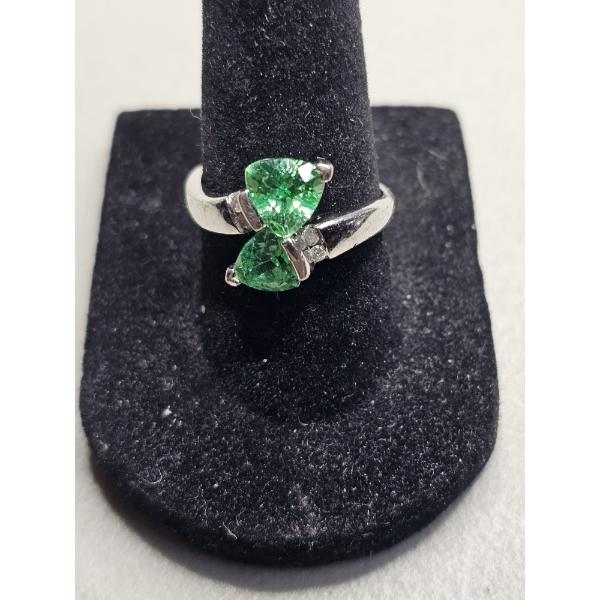 10k Gold Ring with Green Stones - Size 7 ~ Weight 3g