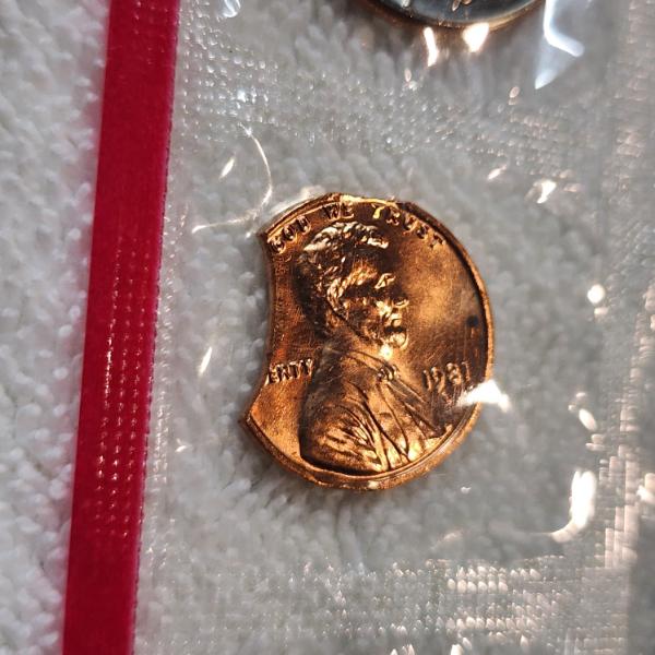 RARE ONE OF A KIND MINT ERROR IN ORIGINAL MINT SEALED PACKAGING ~ 1981 UNC SET WITH CLIPPED PENNY
