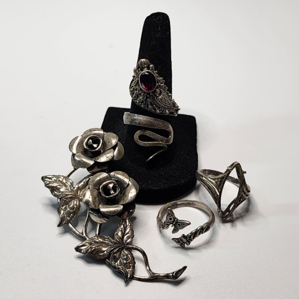 Sterling Silver Rings & Rose Pin - Total Weight: 19.2g