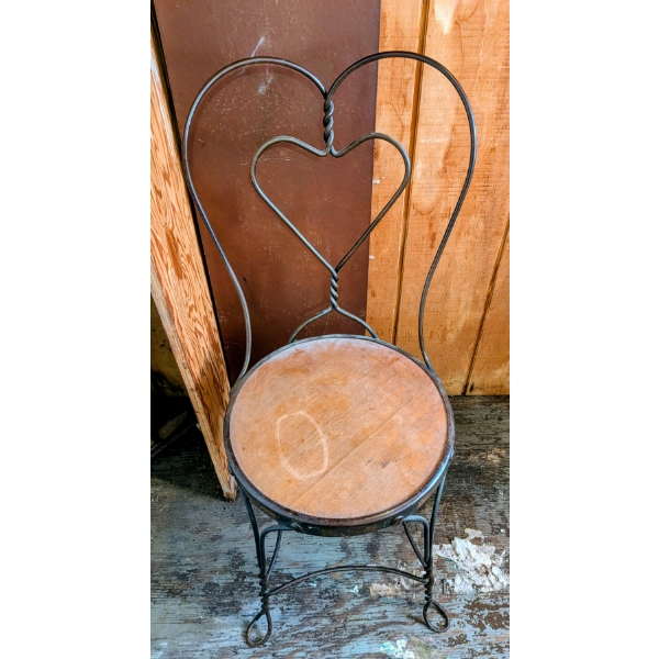 3ft Antique Metal Heart Chair And Chicken Picture