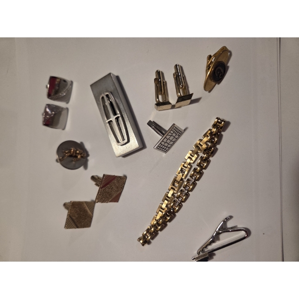 Mens Cuff Links, Tie Pins, Bracelet & More In Small Case
















