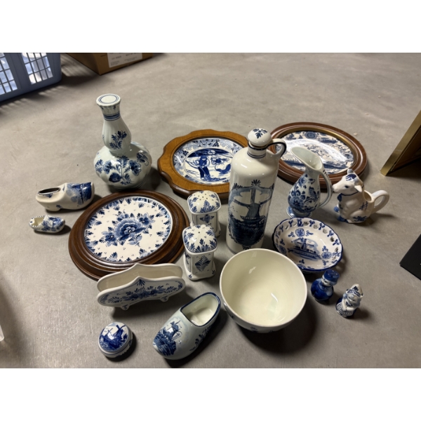 *Pick Up At Mantua Home-No Shipping Available*  Gorgeous Glass Pieces Blue & White - Salt & Pepper 