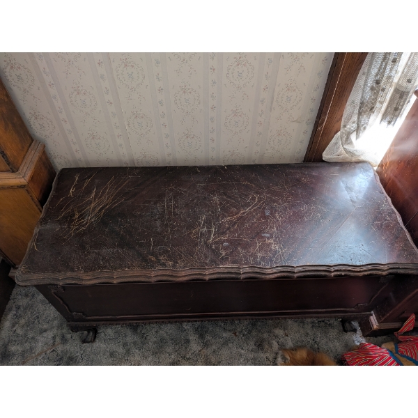Very Nice Lane Cedar Chest With Linens