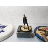 Image 5 : Lot of Elvis Presley Collectibles: Clocks, Frisbee, Dish, Figurine 