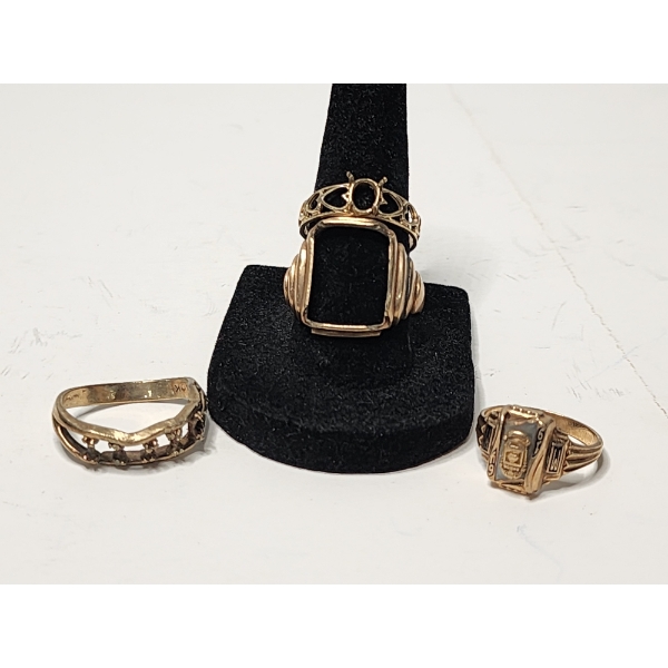 4 - 10K Gold Rings Sizes 9 / 7.5 / 6.5 Total Weight: 13.2g